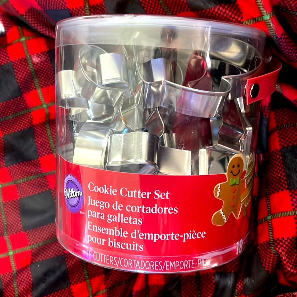 Wilton Cookie Cutter Set: 18 Holiday Shapes 🎄 Brand New! ☃️